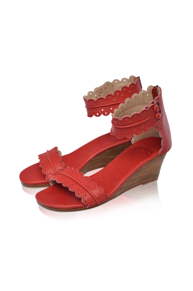 Magdalena. Leather wedge sandals with scallop edges and cut outs. – ELF